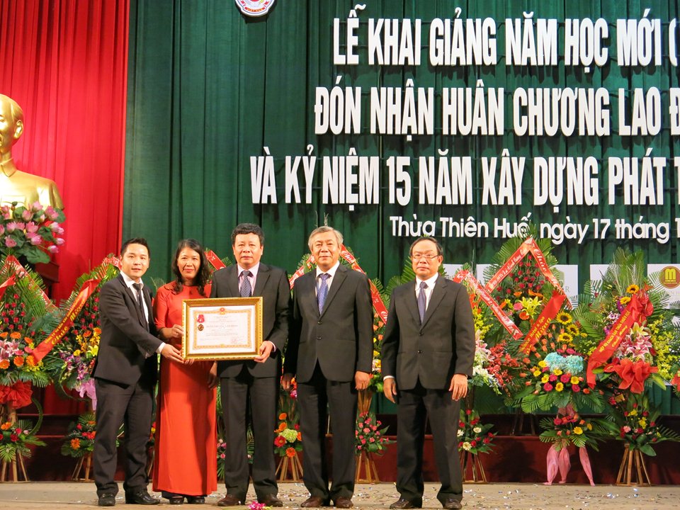 Chủ tịch UBND tỉnh Thừa Thiên - Huế Nguyễn Văn Cao trao tặng Huân chương Lao động hạng Nhì cho đại diện Lãnh đạo Trường Cao đẳng nghề Du lịch Huế